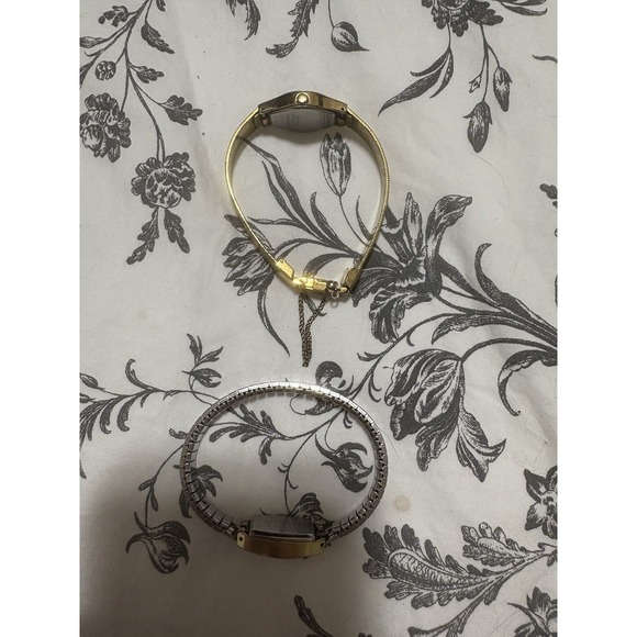 Lot of 2 Vintage Seiko Women's Gold/ Silver Tone Quartz Watches, Need Batteries - Picture 4 of 6